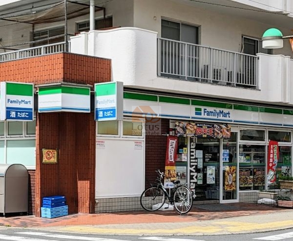 ファミリーマート 亀有三丁目店｜1階に「ファミリーマート 亀有三丁目店」があります。