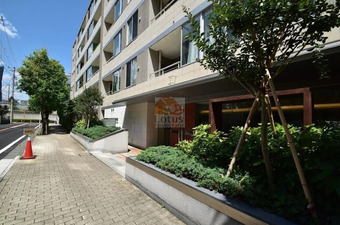 ヴェーゼント芝の杜エントランス３｜東京タワー通りから一歩入った立地です。