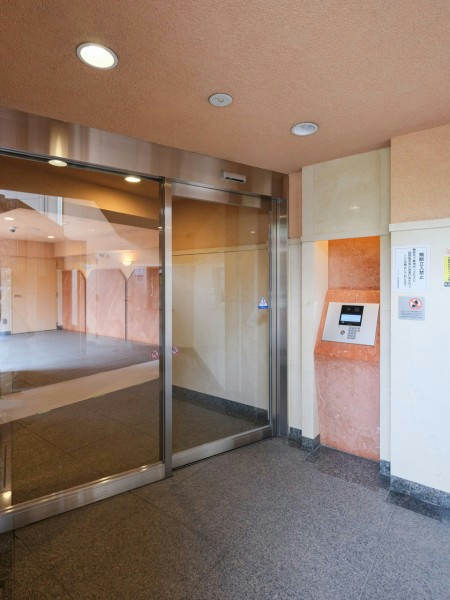 ジェイパーク神楽坂エントランス３｜エントランスにはオートロックが設置されており、居住者の安心を支えるセキュリティ設備が整っています。