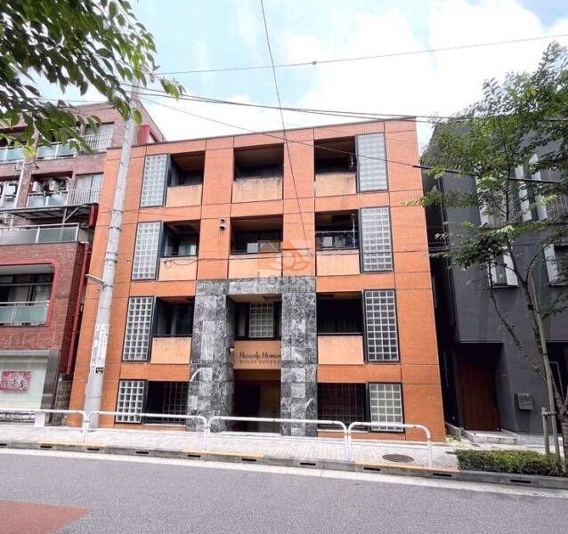 ビバリーホームズ西小山外観１｜ビバリーホームズ西小山は西戸山駅から徒歩3分で通勤通学に便利な立地が特徴です。地上3階建て、地下1階部分は半地下にあたります。