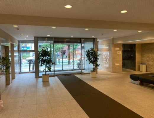 イトーピア六義園共用部２｜エントランスはオートロック付きで安心です。