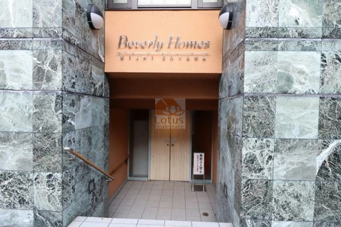 ビバリーホームズ西小山エントランス１｜エントランスはオートロック付きなので安心です。