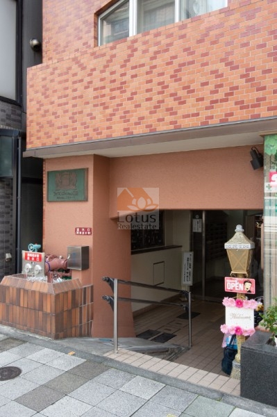 ライオンズマンション三田ントランス１｜桜田通り沿いに立地します。