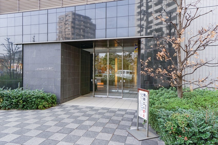サングランデ千住曙町エントランス１｜エントランス前は少し広くて、小さな公園のように整えられいています。