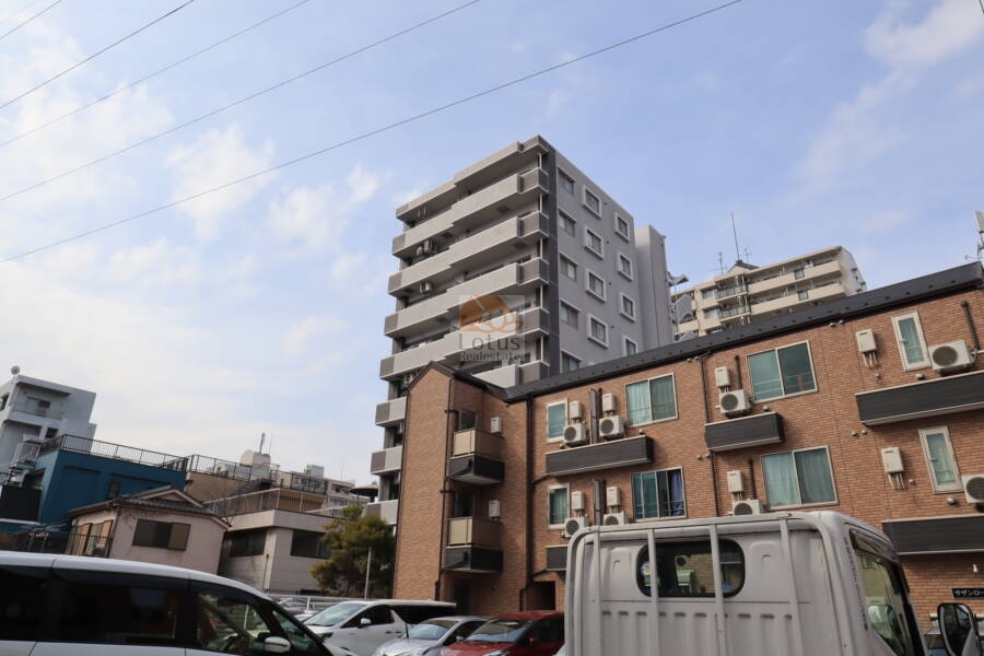 コンフォートセラフ新小岩外観2｜北西側には蔵前橋通り・新小岩陸橋があります。