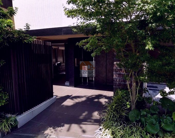 パレステージ町屋参番館エントランス２｜大通りに面しない立地です。