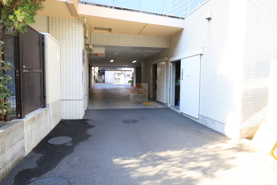 ブランシエラ西葛西共用部5｜駐車場入り口です。