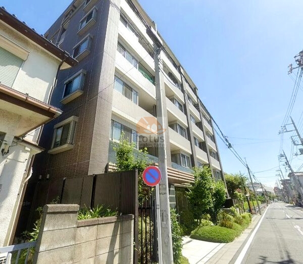 レクセルグランデ綾瀬外観３｜南側道路で日当たり良好です。
