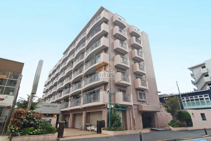 明るいタイル貼りの外観が街並みに調和し、穏やかな印象を与えます。バルコニーの日当たりと通風の良さを感じられる佇まいです。サンハイムフェニックス亀有は、昭和61年築、7階建てのマンションです。