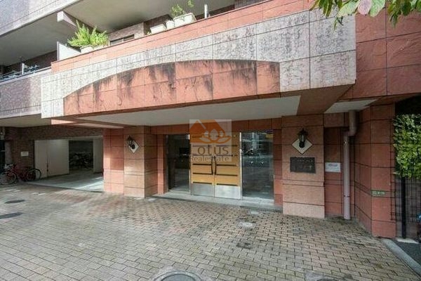 ロータリーパレス春日文京エントランス１｜2002年（平成14年）5月築、7階建てのマンションです。