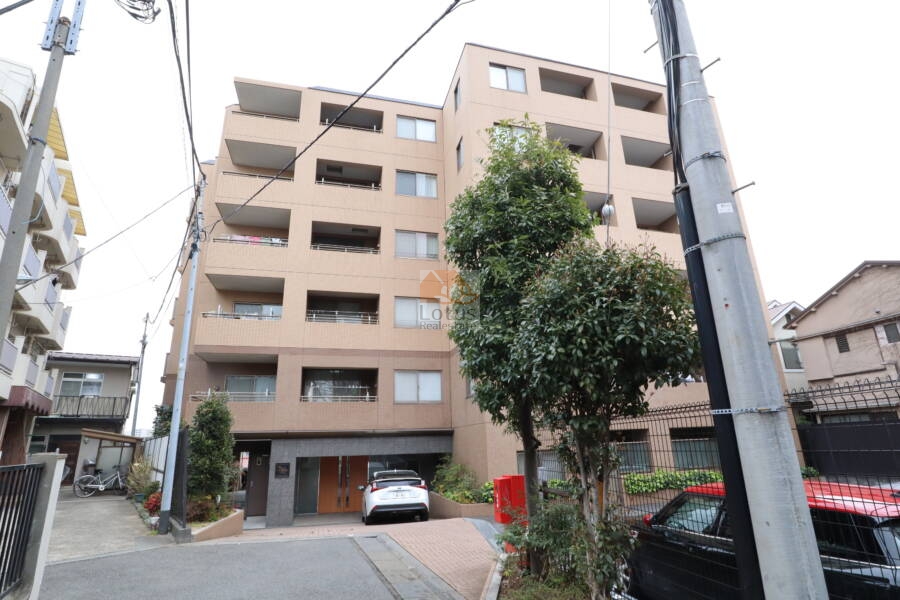 プリムローズ駒込染井坂外観1｜周囲は低層住宅となっており、都会の喧騒に疲れた時に、このような場所で、開放的な雰囲気を感じます。