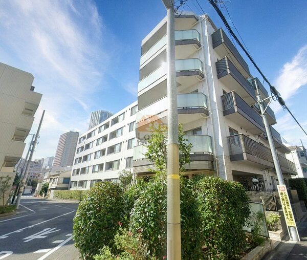 プレシス市谷台町坂外観8｜市谷台町の高台に立地し、都営新宿線「曙橋」駅、大江戸線「若松河田」駅などが利用できます。