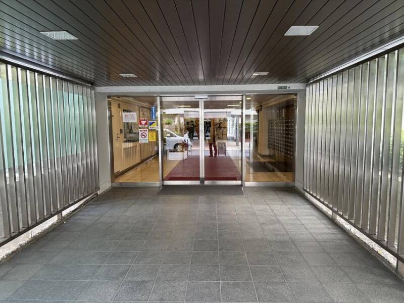 東建第２上町マンションエントランス２｜エントランスには自動ドアが設置されており、両手がふさがっている時や車椅子の方も簡単に出入りできます。