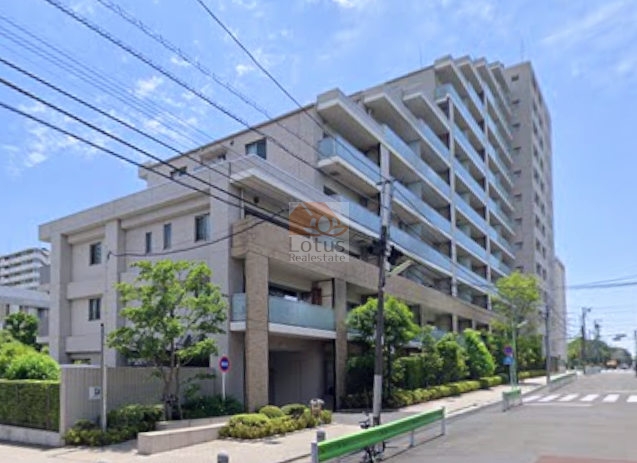 穏やかな並木に沿って伸びる外観が印象的で、池尻大橋駅から徒歩8分らしい落ち着きと都市性のバランスがそのまま表れているように感じます。総戸数195戸という規模がつくる安定感があり、世田谷区立世田谷公園がすぐ近くにあるおかげで、日常の中に自然がふっと入り込む距離感です。クラッシィハウス世田谷公園は、平成24年築、13階建てのマンションです。