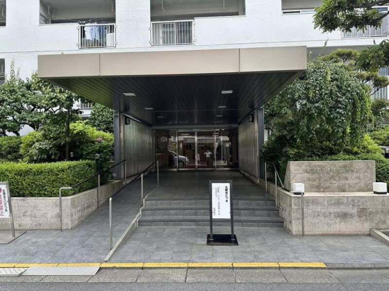 東建第２上町マンションエントランス１｜エントランス正面には階段がありますが、手すりやスロープももついているため、安全です。