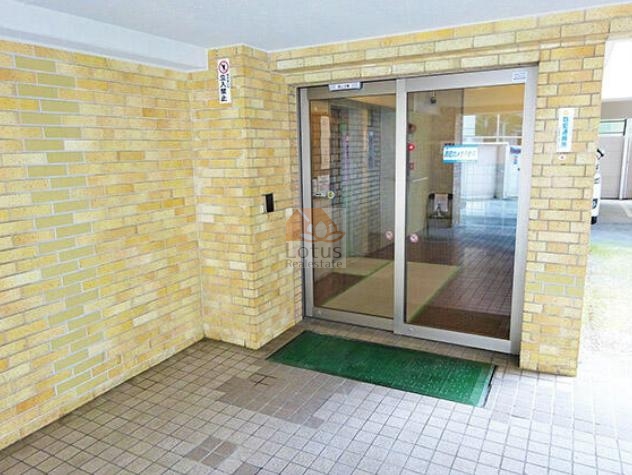 第１７宮庭マンションエントランス１｜エントランスにはエレベーターは設置されていませんが、代わりに自動ドアがあり、利便性が高いです。