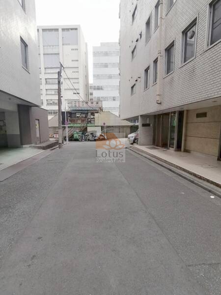浅草橋ハビテーション (3)｜屋形船やさんがエントランスの先にあります。下町情緒があります。