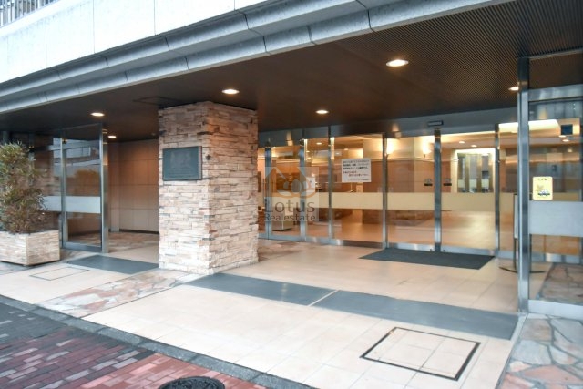 ライオンズマンション大森エントランス１｜エントランスは、重厚な石柱とワイドな間口で開放感のある設え。訪れる人を優雅に迎える印象的なアプローチです。