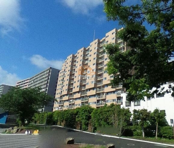 ライオンズマンション大森外観４｜ライオンズマンション大森は昭和53年築、14階建てのマンションです。しながわ水族館を望む立地が魅力。都市の利便性と自然の潤いを両立した住まいです。
