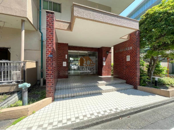 ドミール第２東品川エントランス１｜エントランスは、レンガ調のデザインで落ち着いた雰囲気です。