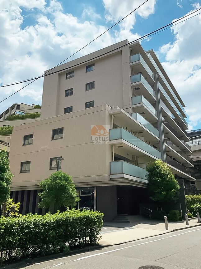 中層8階建の量感が通りに対して穏やかに立ち上がり、バルコニーラインが整った表情です。志村三丁目駅徒歩10分圏らしい、落ち着いた住宅地のスケール感。