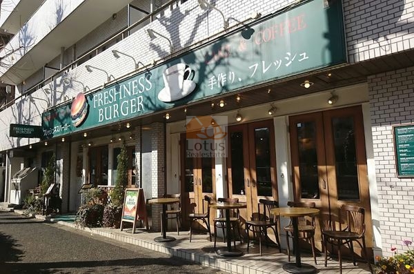 フレッシュネスバーガー新宿6丁目｜1階の「フレッシュネスバーガー新宿6丁目店」が目印です。