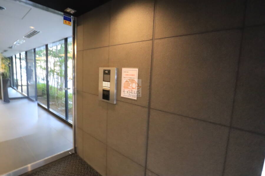 シティハウス森下ステーションコート共用部1｜オートロックがついてるエントランスです。エントランスホールは開放的なガラス張りなんですが、オートロックの部分はシックな感じでした。