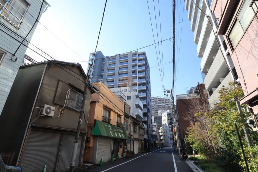 シティハウス森下ステーションコート外観2｜こちらは西側から見たファサードです。周辺はご覧のとうり両国の下町的な雰囲気が漂っています。