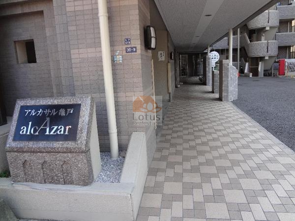アルカサル亀戸エントランス (2)｜亀戸中央通り商店街通りに沿いに立地します。