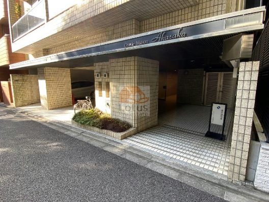 グランドメゾン赤坂エントランス１｜千代田線「赤坂」駅、南北線「溜池山王」駅などが利用できます。