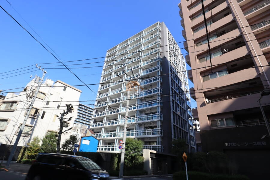 シティハウス森下ステーションコート外観1｜西から見たファサードなんですが、都会的なスタイリッシュな印象を受けました。