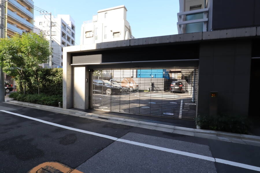 シティハウス森下ステーションコート共用部3｜駐車場はゲートに囲われてセキュリティにも配慮した形態がとられています。表に面しているわけではないので、騒々しさとも分け隔てられています。