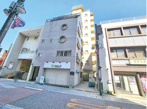 北品川フラワーホーム外観１｜北品川フラワーホームは、東海道五十三次の宿場にあたる旧東海道に面しています。今は商店街となっています。