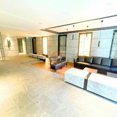 ブランズ明石町共用部２｜エントランスロビーには快適なソファーも設置されています。