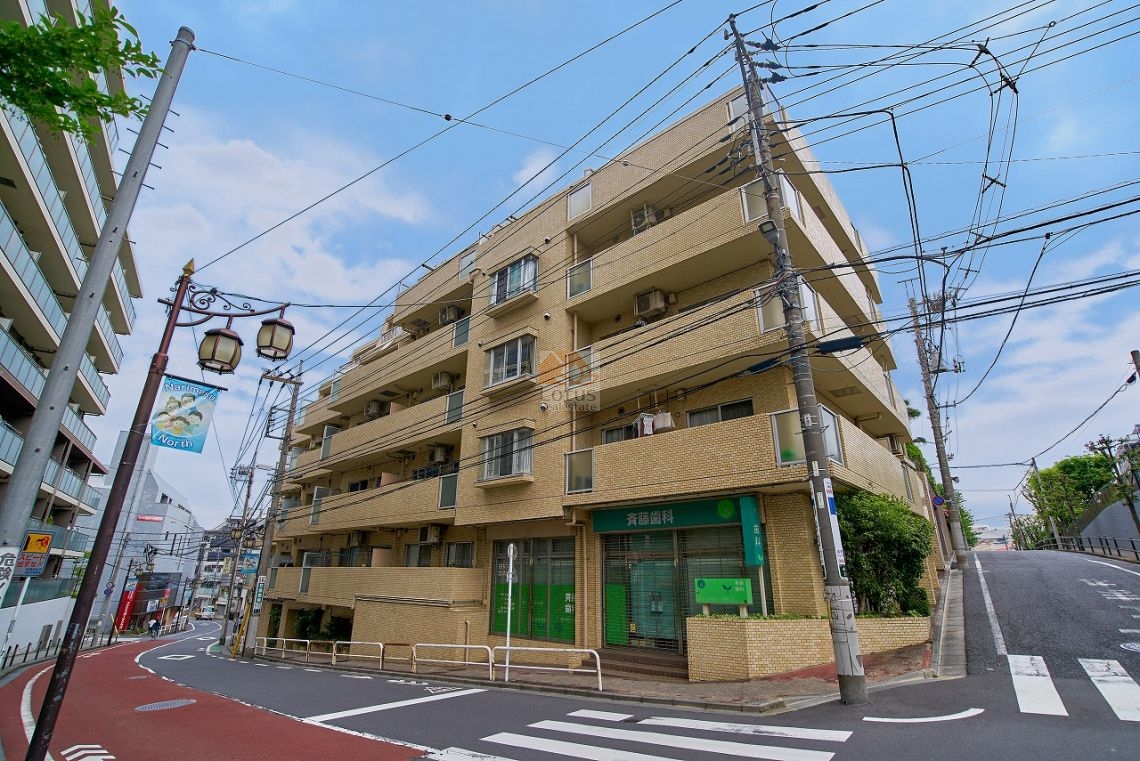 ライオンズマンション成増第三は昭和61年築、7階建てのマンションです。タイル貼りのファサードと緩やかな坂道沿いに建つ角立地が特徴。１階にはテナントが入り、周辺の生活利便性も高い。成増北口商店街に面し、日々の買い物にも便利な立地。