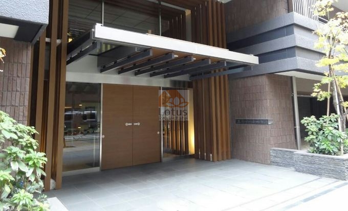 ザ・パークハウス日本橋蛎殻町レジデンスエントランス１｜人形町駅、水天宮前駅から徒歩5分圏内、利便性良好です。