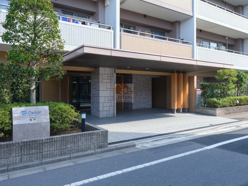 Ｄクラディア青戸エントランス１｜住宅街の中に立地します。