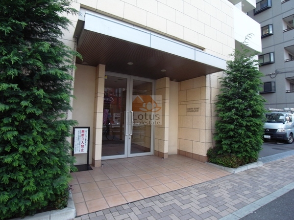 ガーデンホーム東十条｜エントランスはオートロック付きで安心です。
