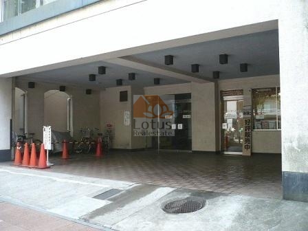 ニュー九段マンションエントランス｜靖国通りに面した立地です。