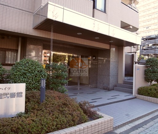 ヴェラハイツ緑道公園弐番館エントランス｜周辺は静かな住環境です。