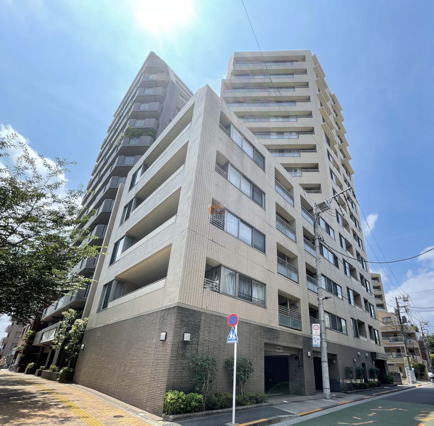 ヴィルヌーブ小石川播磨坂は、ベージュ系タイルの外壁で、平成12年築、15階建てのマンションです。