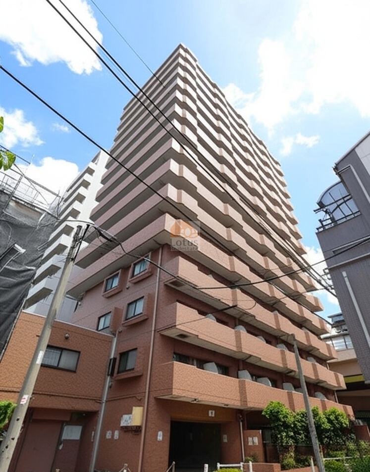 茶系タイル張りの15階建てマンション外観で、バルコニーが整然と並び、空へと伸びる縦のラインが強調されています。大通りからの視認性が高く、帰宅時の安心感と存在感を両立。高層階は採光や眺望にも恵まれ、都市生活を快適に過ごせる環境です。