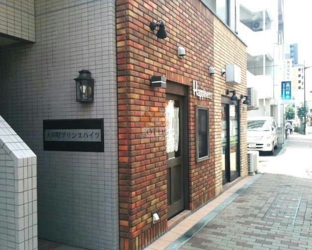 大井町プリンスハイツエントランス１｜光学通りに立地します。