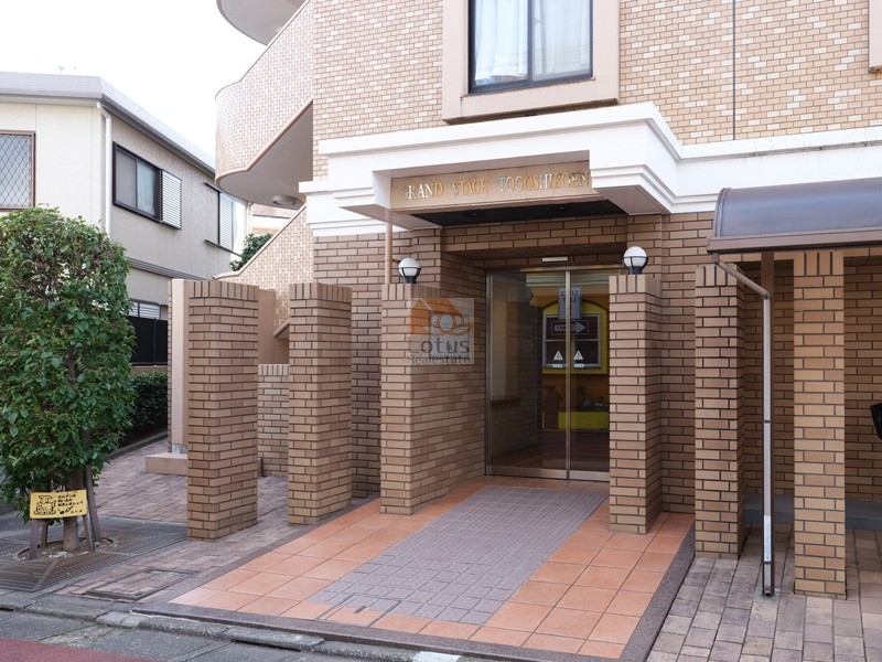 グランドステージ戸越壱番館エントランス１｜住宅街の中に立地します。