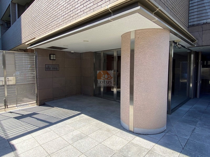 ロワヴェール表参道エントランス１｜表参道と原宿が徒歩10分圏内の閑静な住宅街に立地します。