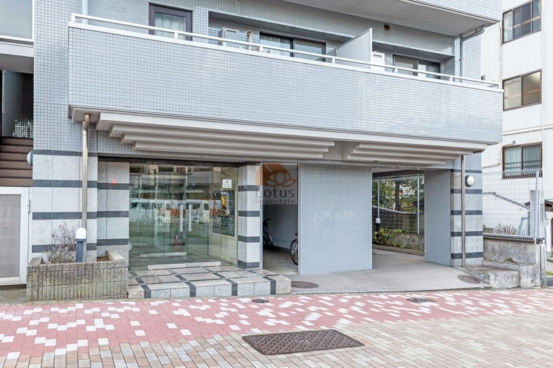 フィオーレ高野エントランス１｜エントランスは弁天通に面していて、大江戸線「若松河田」駅と「東新宿」駅の間に位置します。繁華街に近いエリアですが、オートロック付きで安心です。