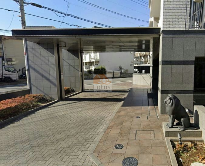 ライオンズ大泉学園マスターレジデンス外観6｜エントランス前には、車寄せスペースがあり、ライオン像もいます。