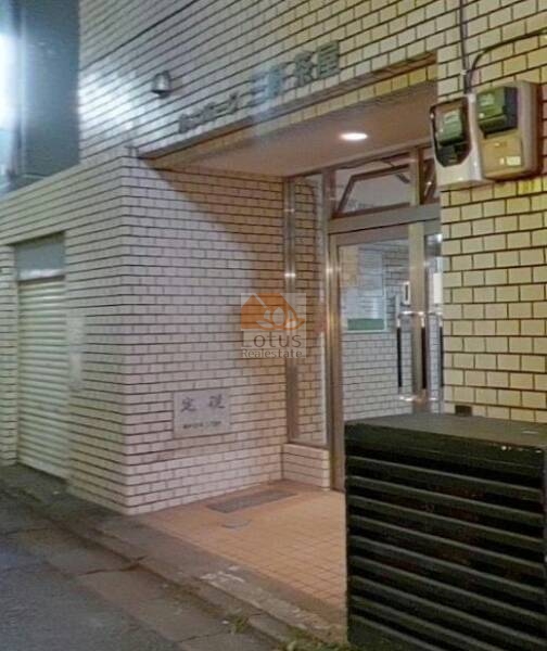 恵比寿スカイハイツエントランス２｜世田谷通りから入った立地で、周辺には飲食店が建ち並ぶエリアです。