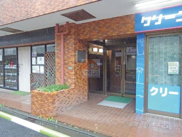 マック小石川コートエントランス１｜赤タイル張りの外観です。