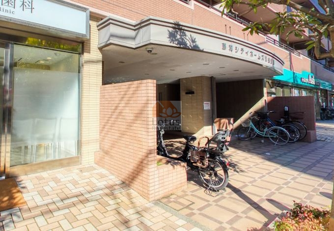 藤和シティホームズ荻窪駅前エントランス１｜荻窪駅南口から徒歩3分の立地です。